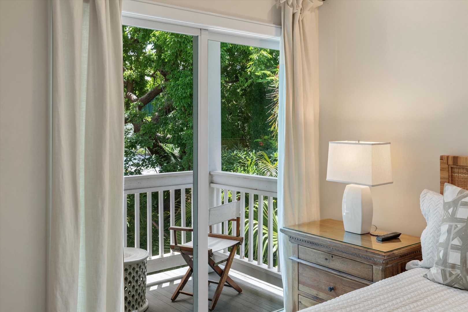 Upstairs main bedroom - King - walk out balcony