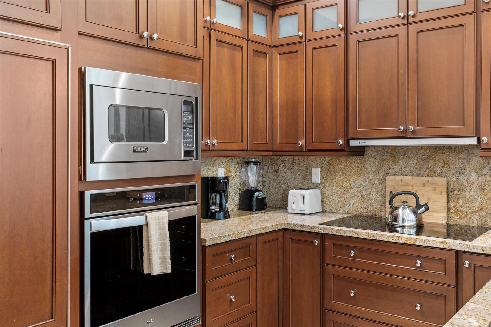 Full kitchen