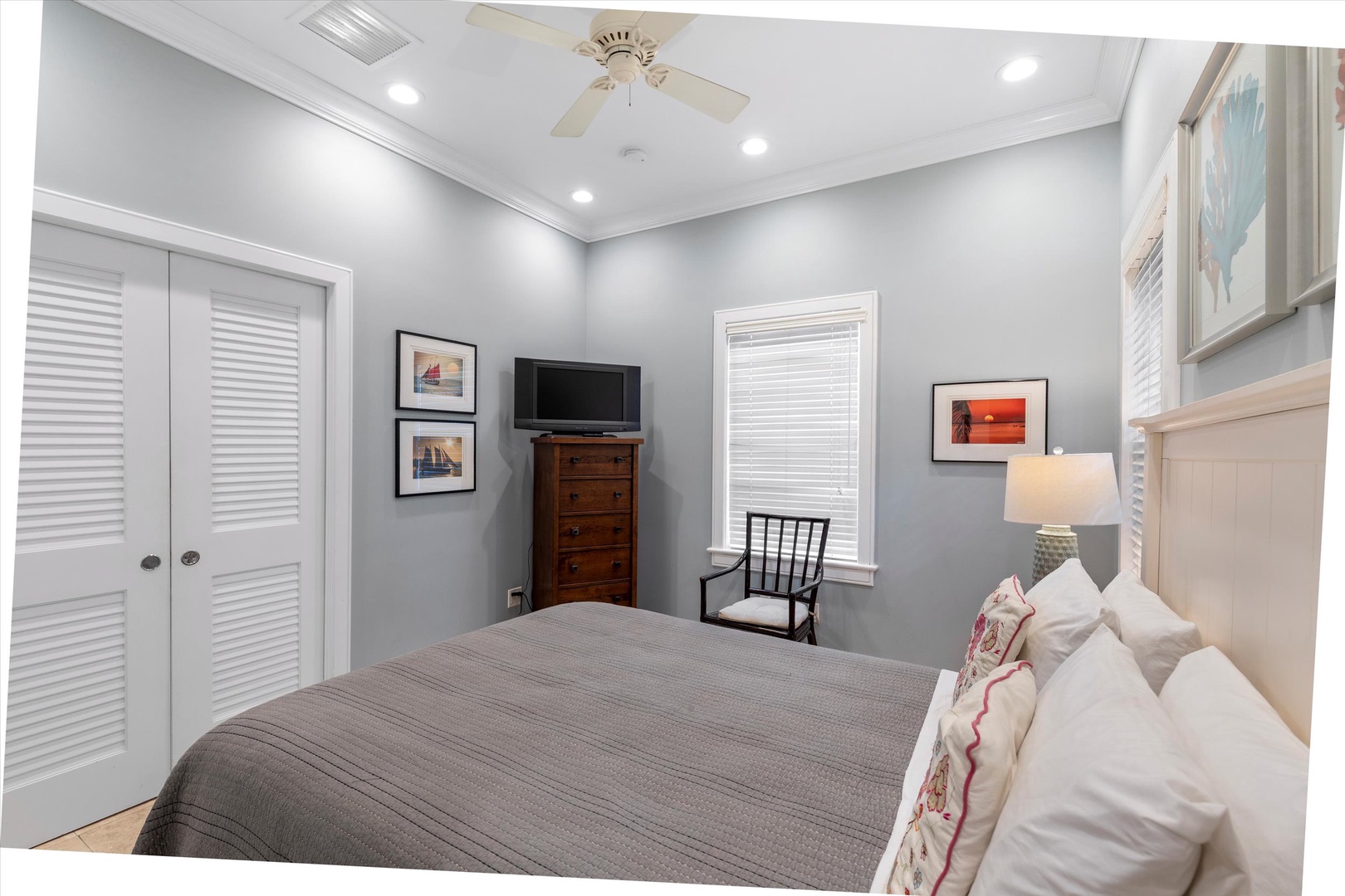 1st bedroom - Queen - downstairs