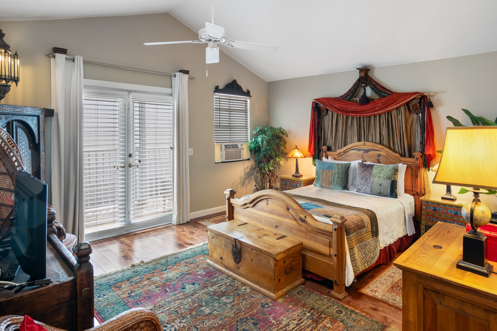 Duval Square Retreat