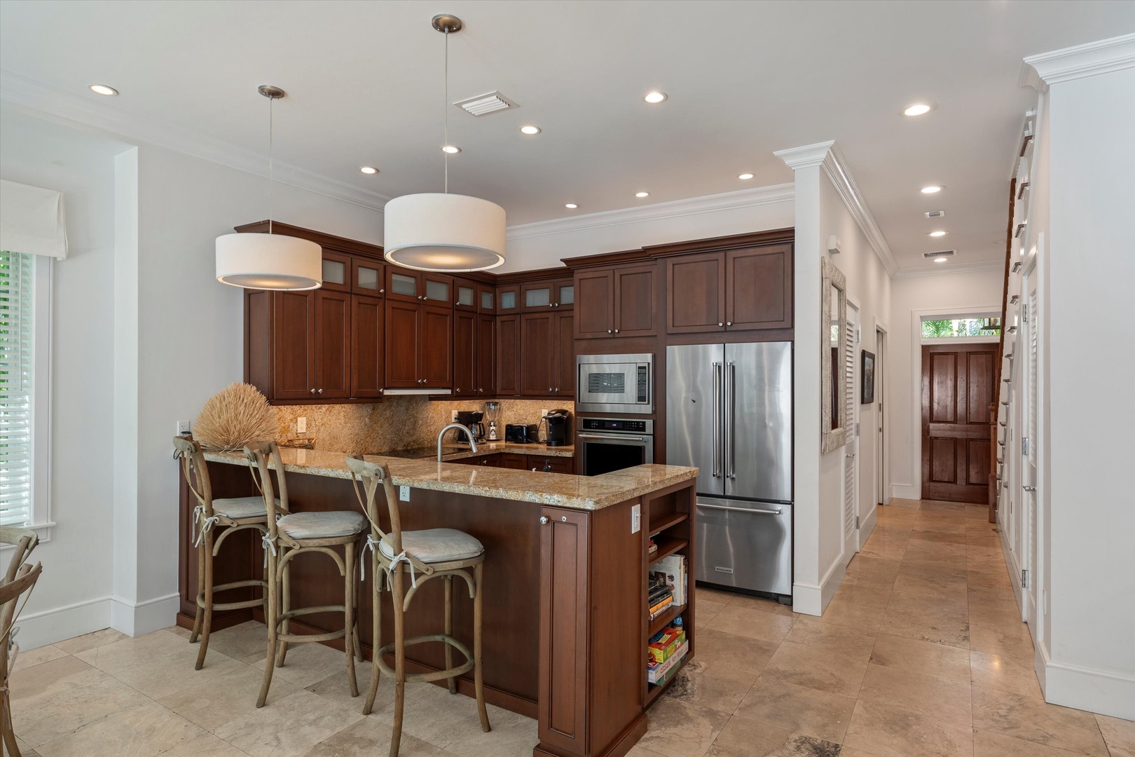 Full kitchen with breakfast bar