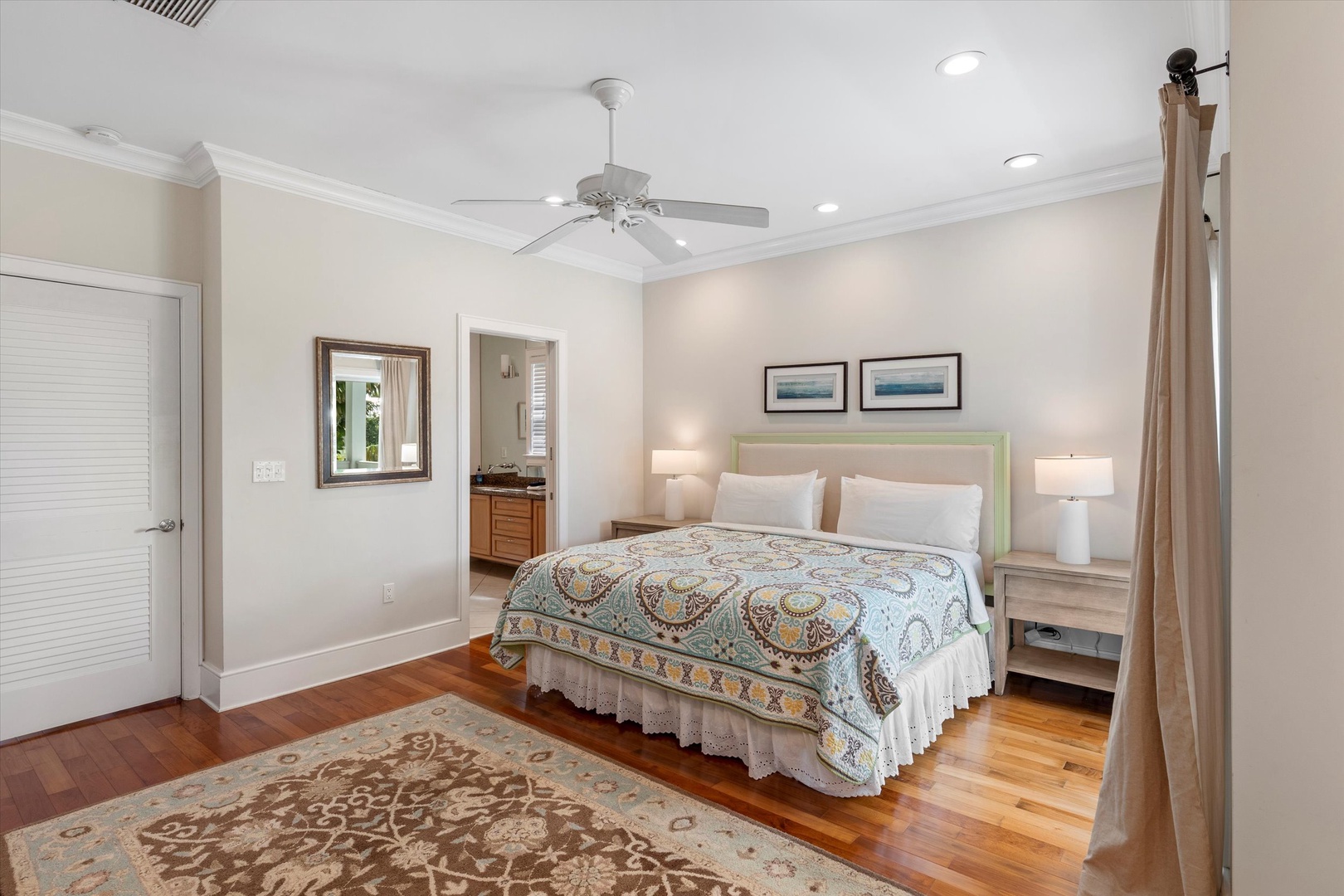 Main bedroom - King - Upstairs