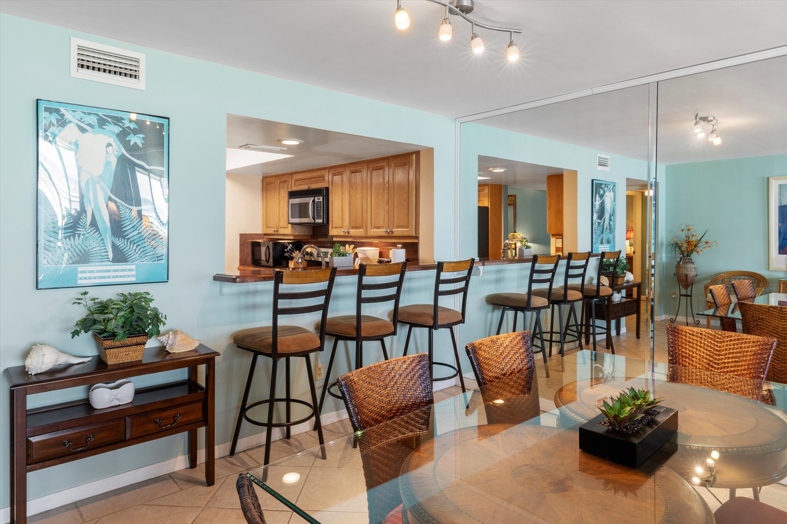 Dining area & breakfast bar