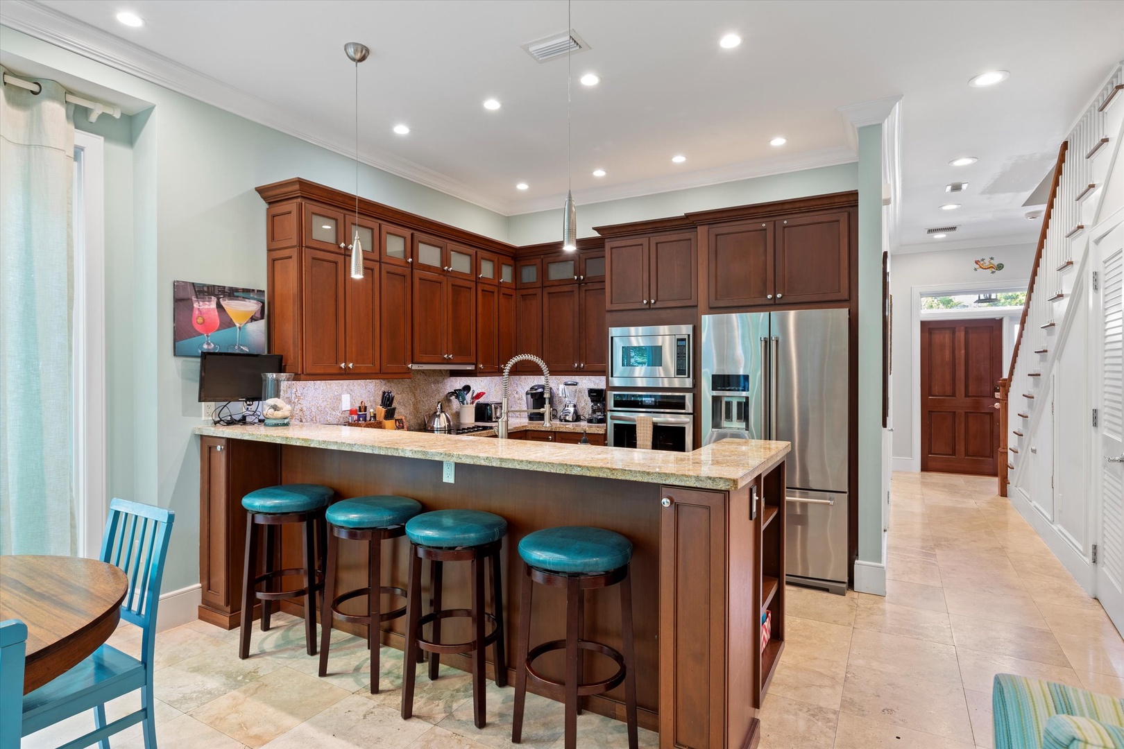 Breakfast bar / Full kitchen