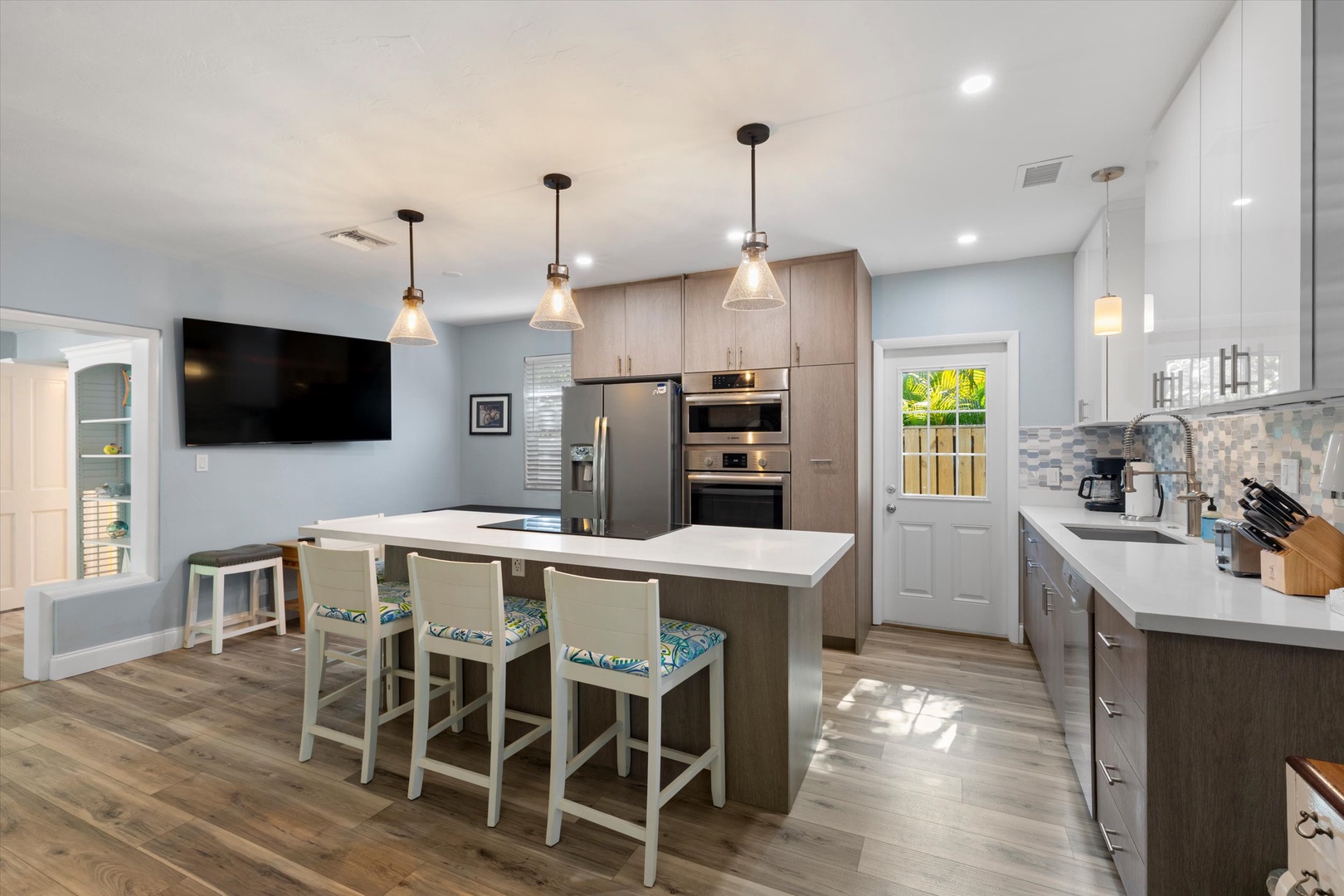 Full kitchen with breakfast bar
