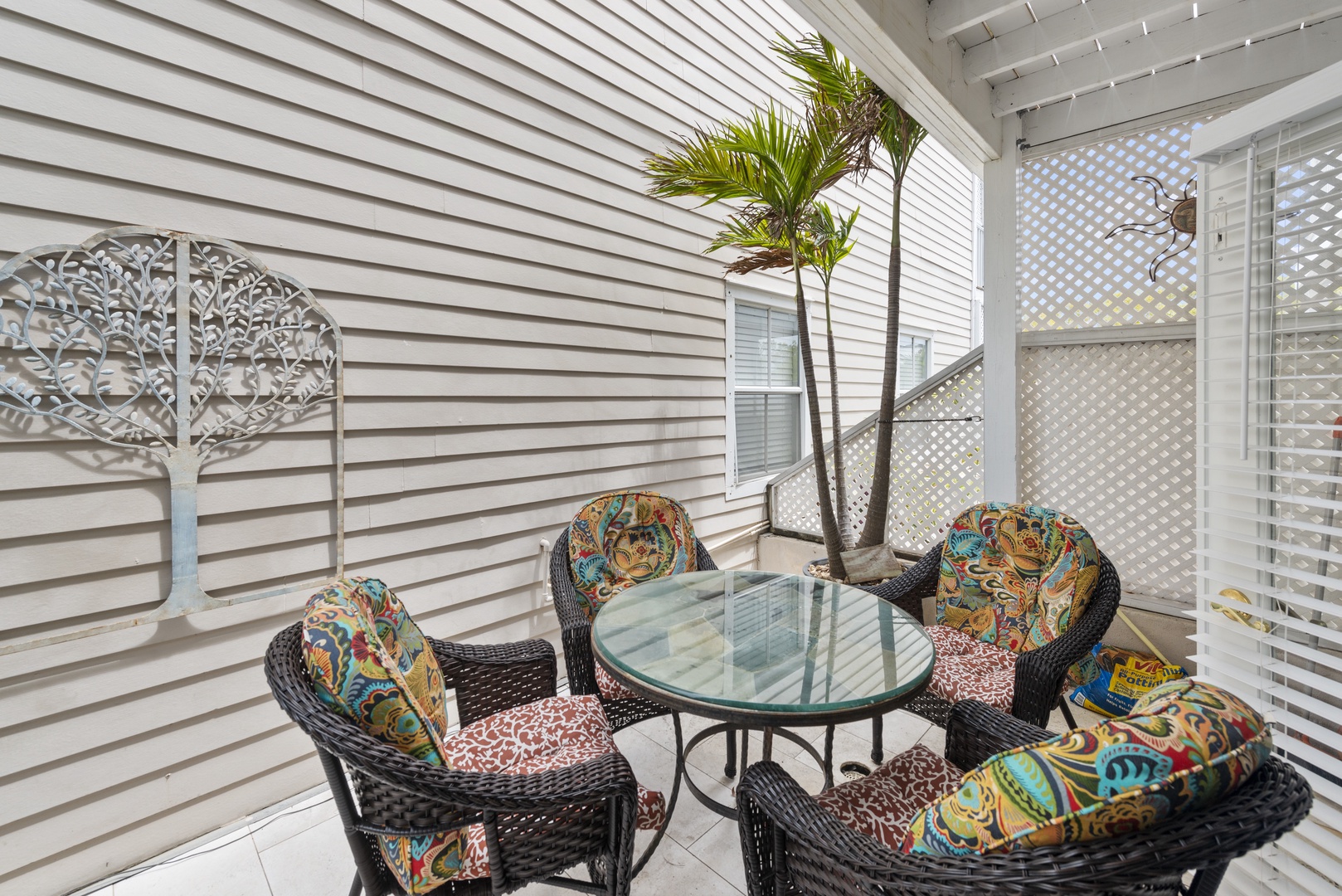 Outdoor dining for 4  Duval Square Retreat Key West