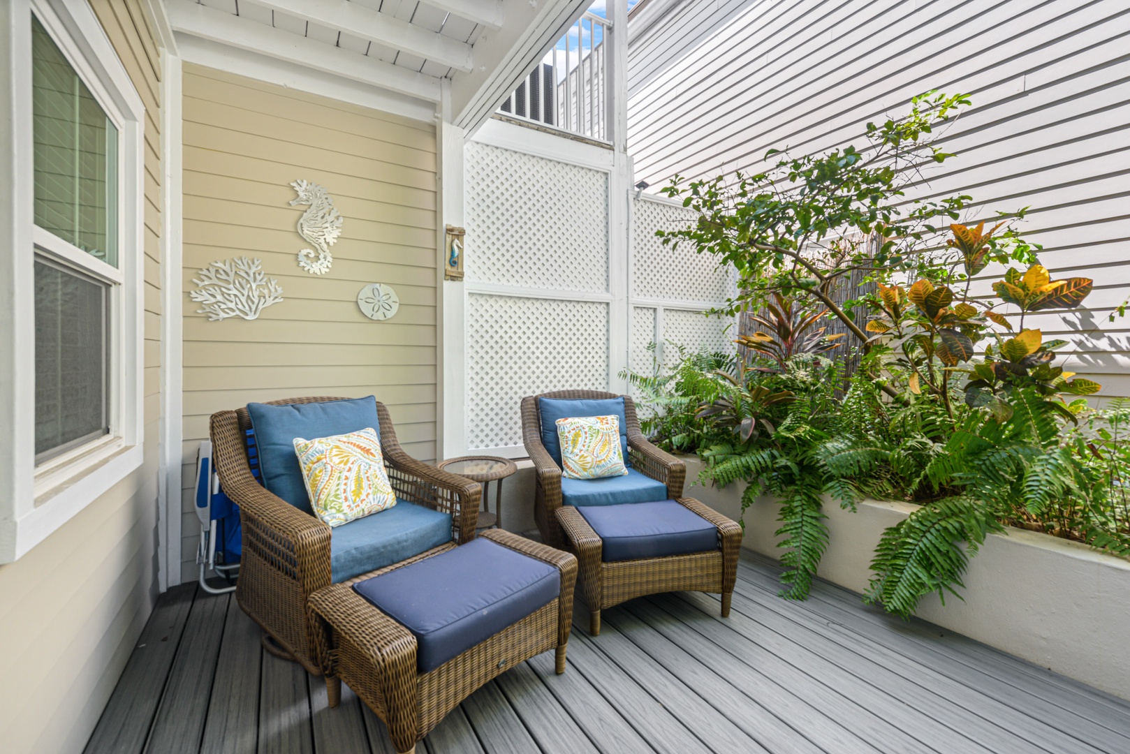 Paradise Place #5 @ Duval Square Private Balcony Seating