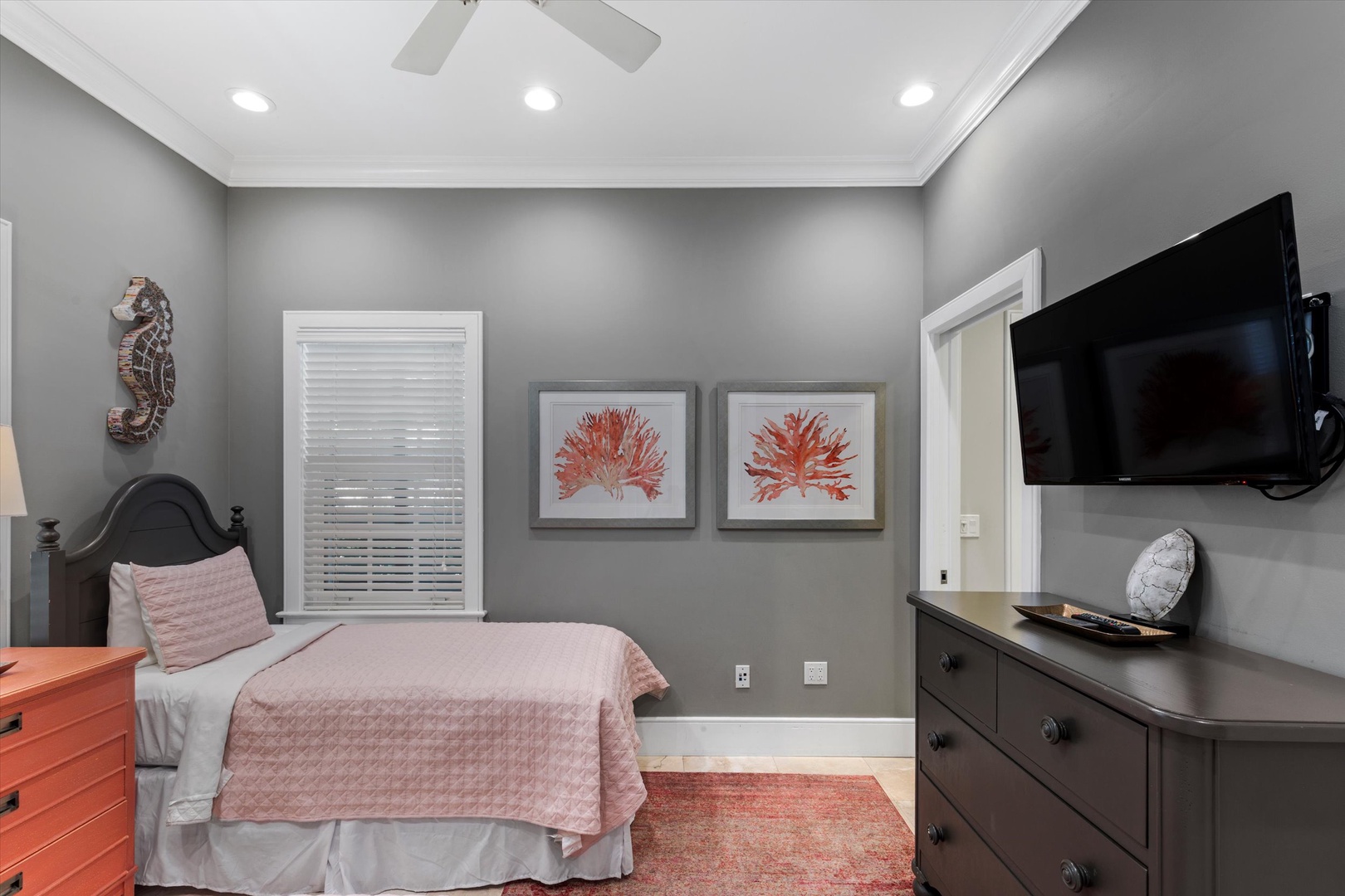 1st bedroom - 2 Twins - downstairs