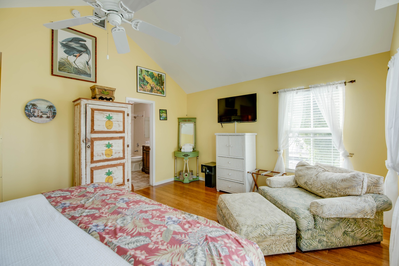 R1 Main Bedroom 3