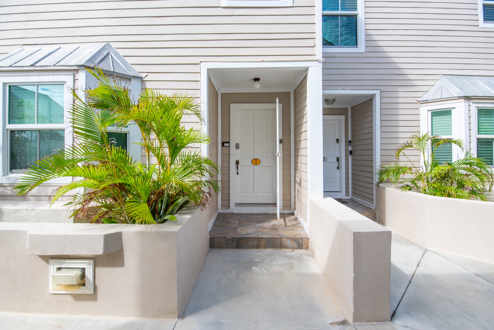 R1 Front of condo_2