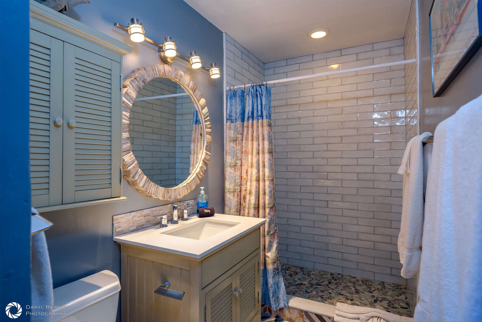 1st Full Bathroom off Dining Area