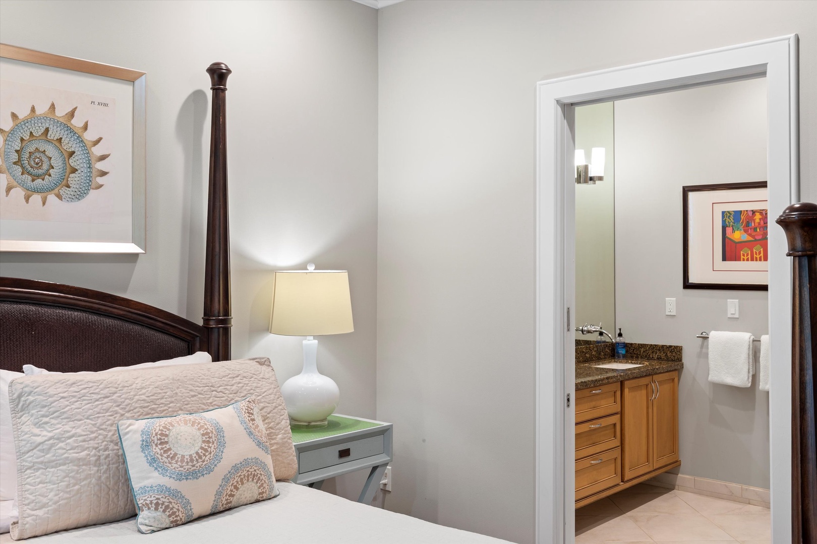 Upstairs main bedroom - King - Ensuite bathroom
