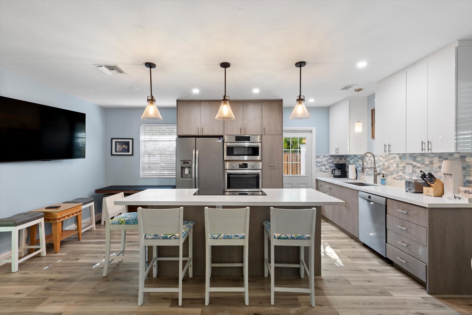Full kitchen with breakfast bar