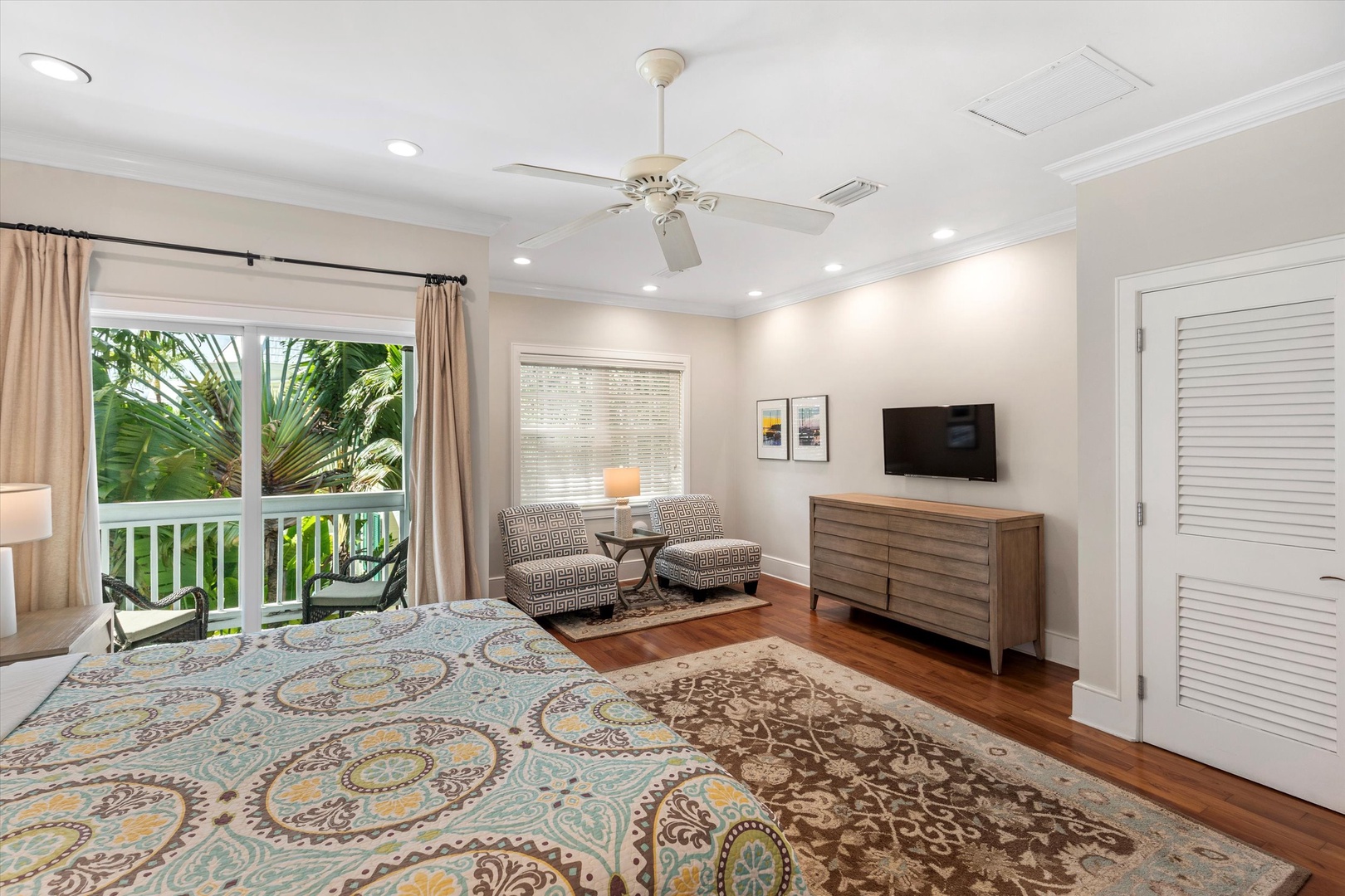 Upstairs main bedroom - King - with Sitting area