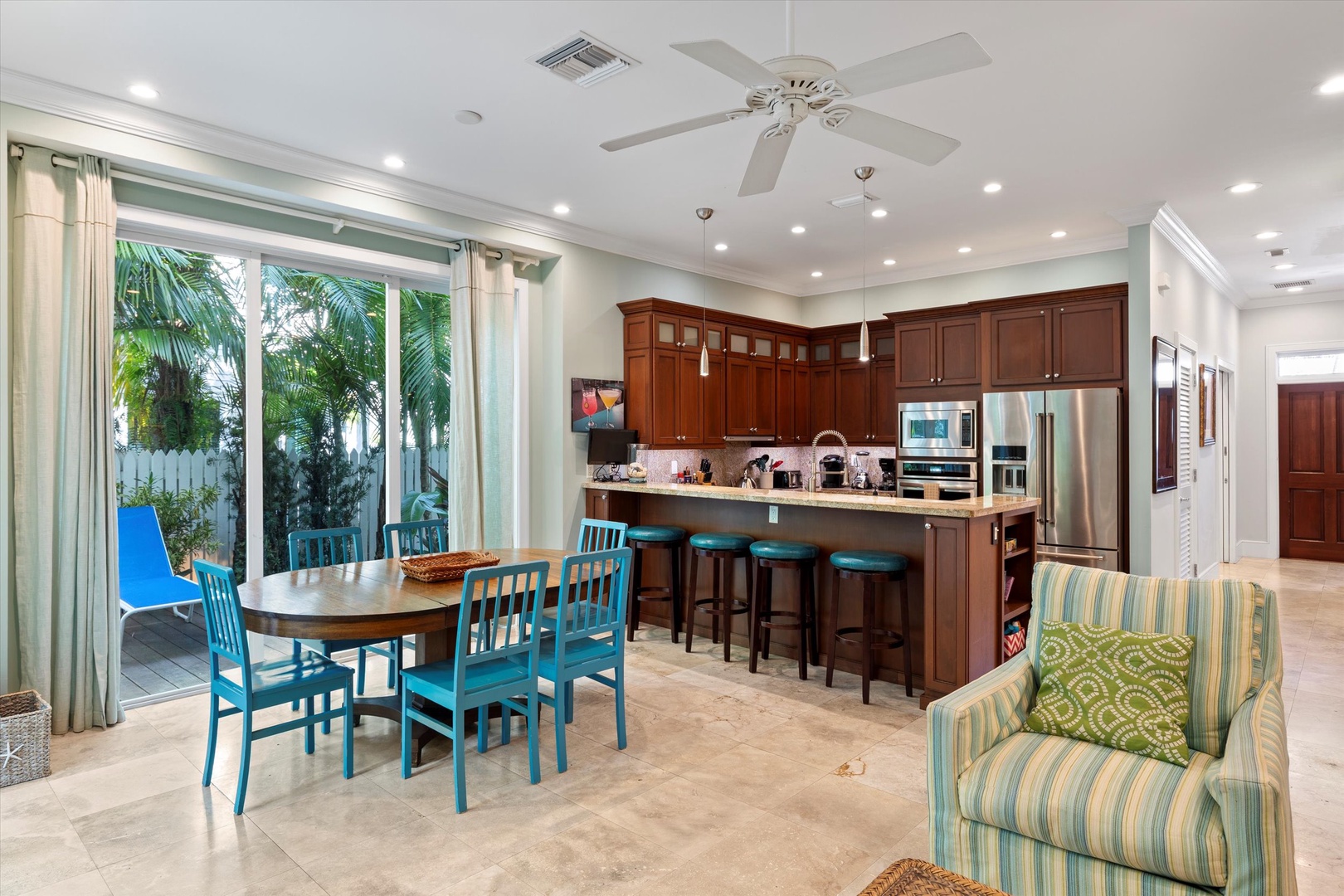 Dining area / breakfast bar