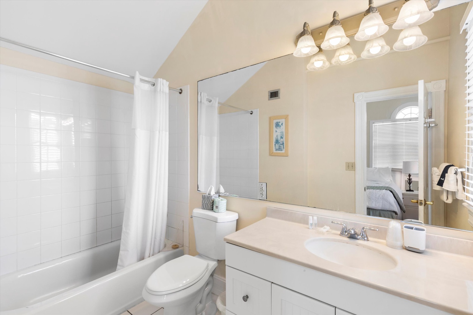 Upstairs Full Bathroom