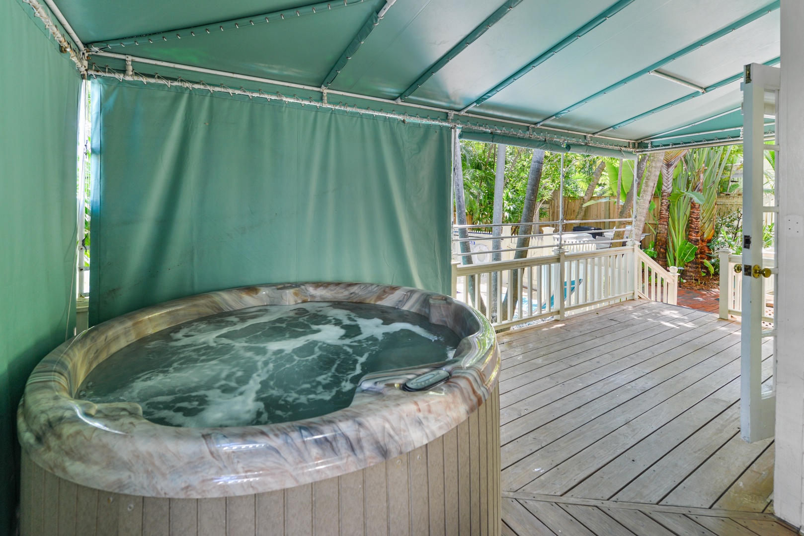 25_Poolside Hide-away