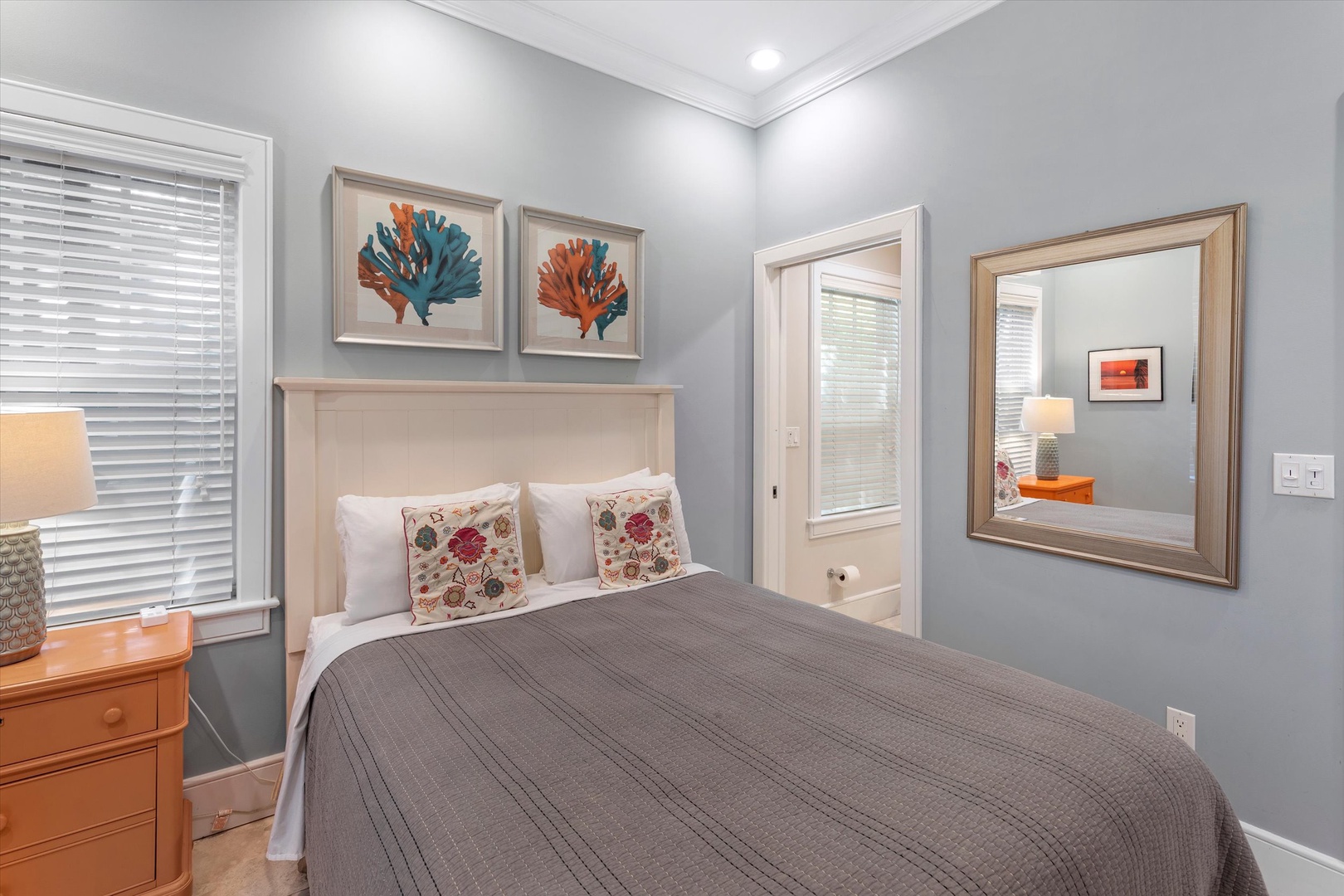 1st bedroom - Queen - downstairs