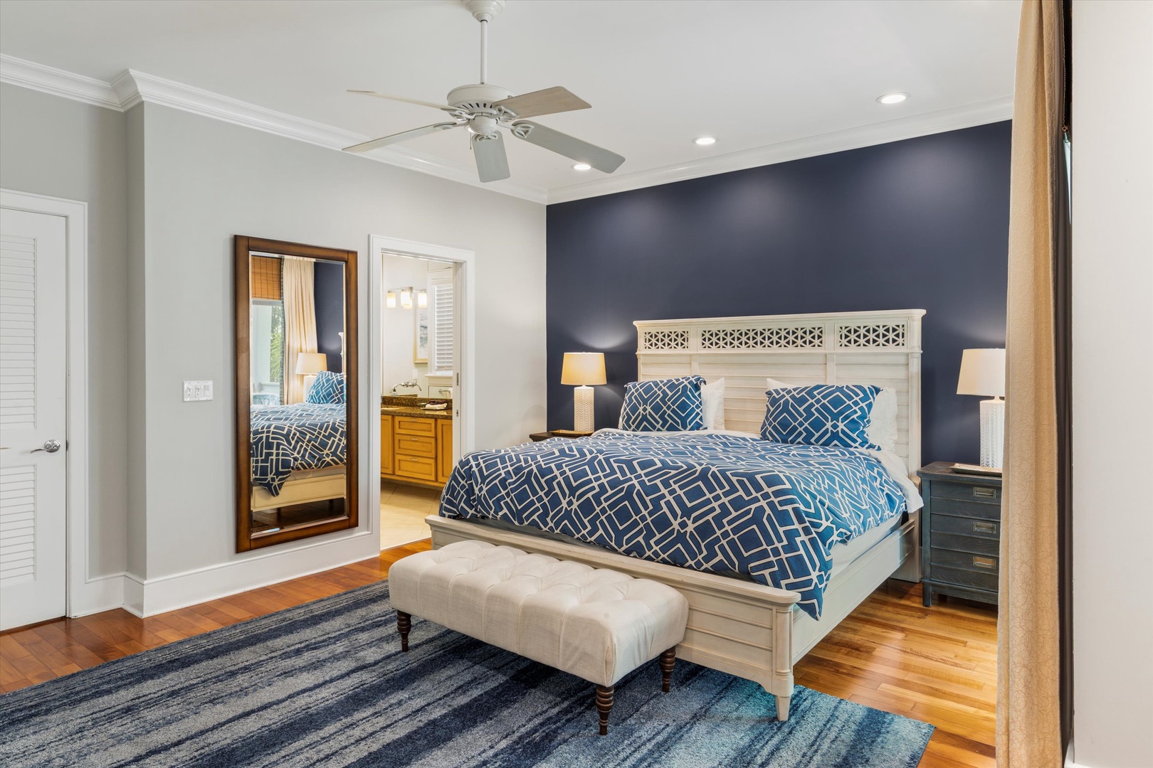 Upstairs main bedroom - King
