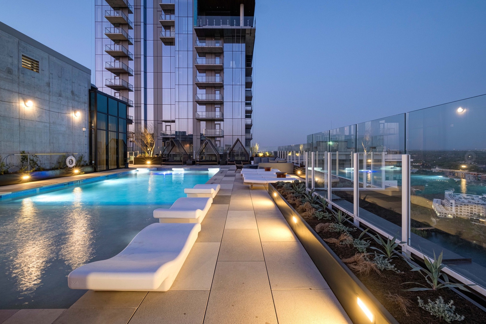 Breathtaking Views & Rooftop Pool | Rainey Street