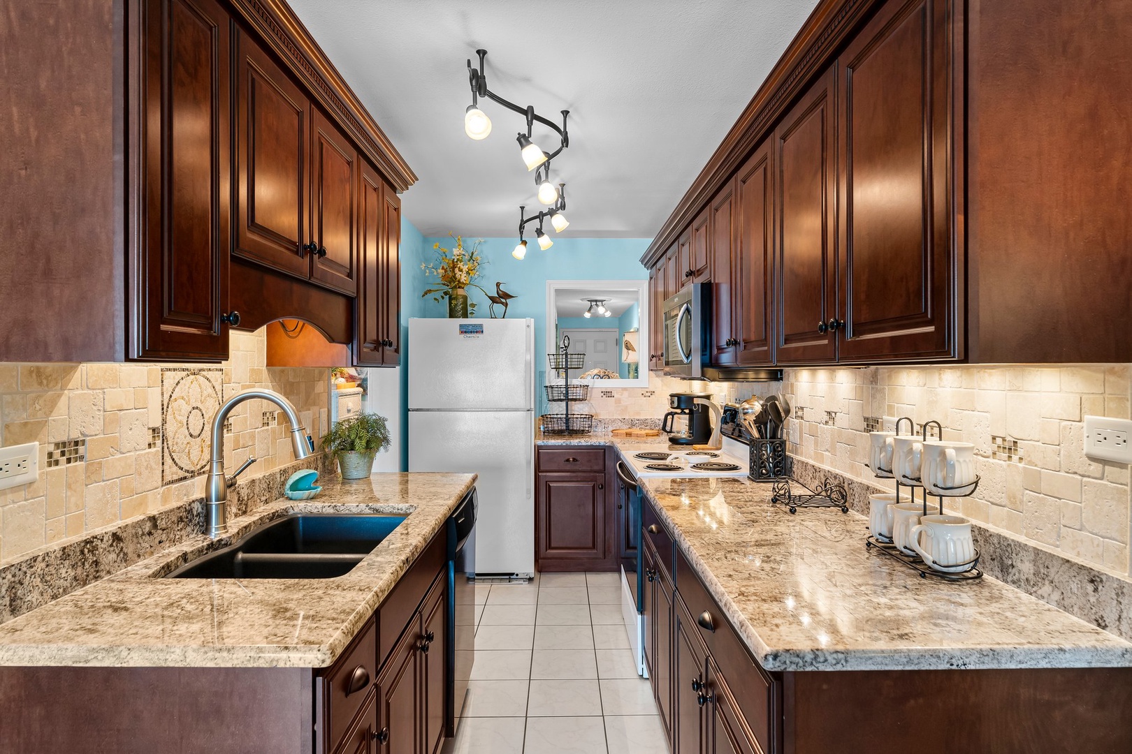 20-web-or-mls-6213 Thomas Dr 403-10