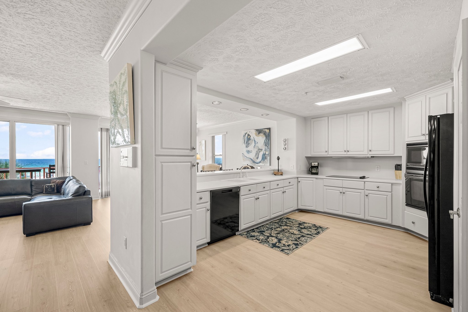16-web-or-mls-7115 Thomas Dr 201-11