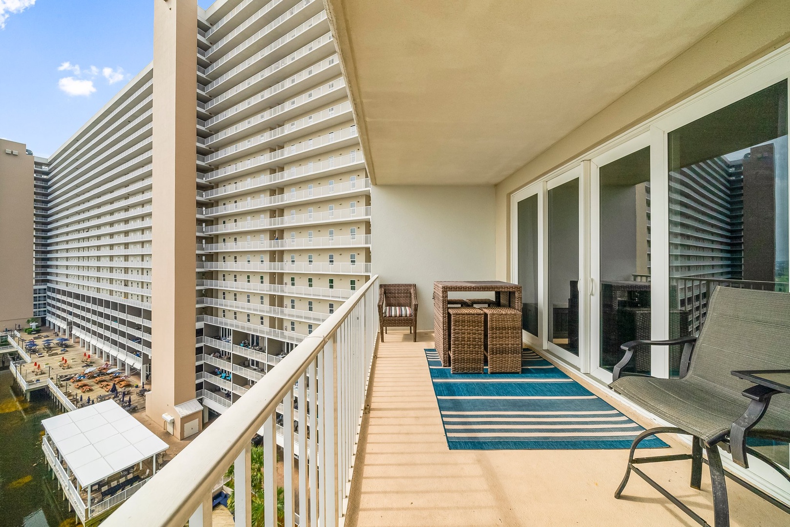 25-web-or-mls-9902 S Thomas Dr 830-24