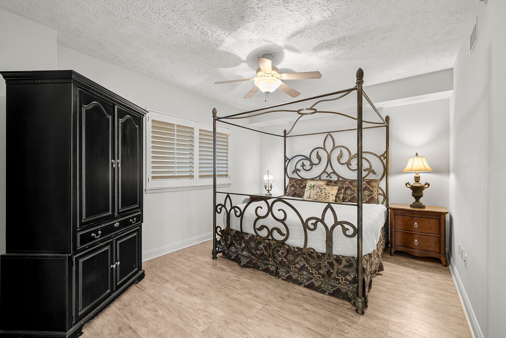 11-web-or-mls-7115 Thomas Dr 201-5