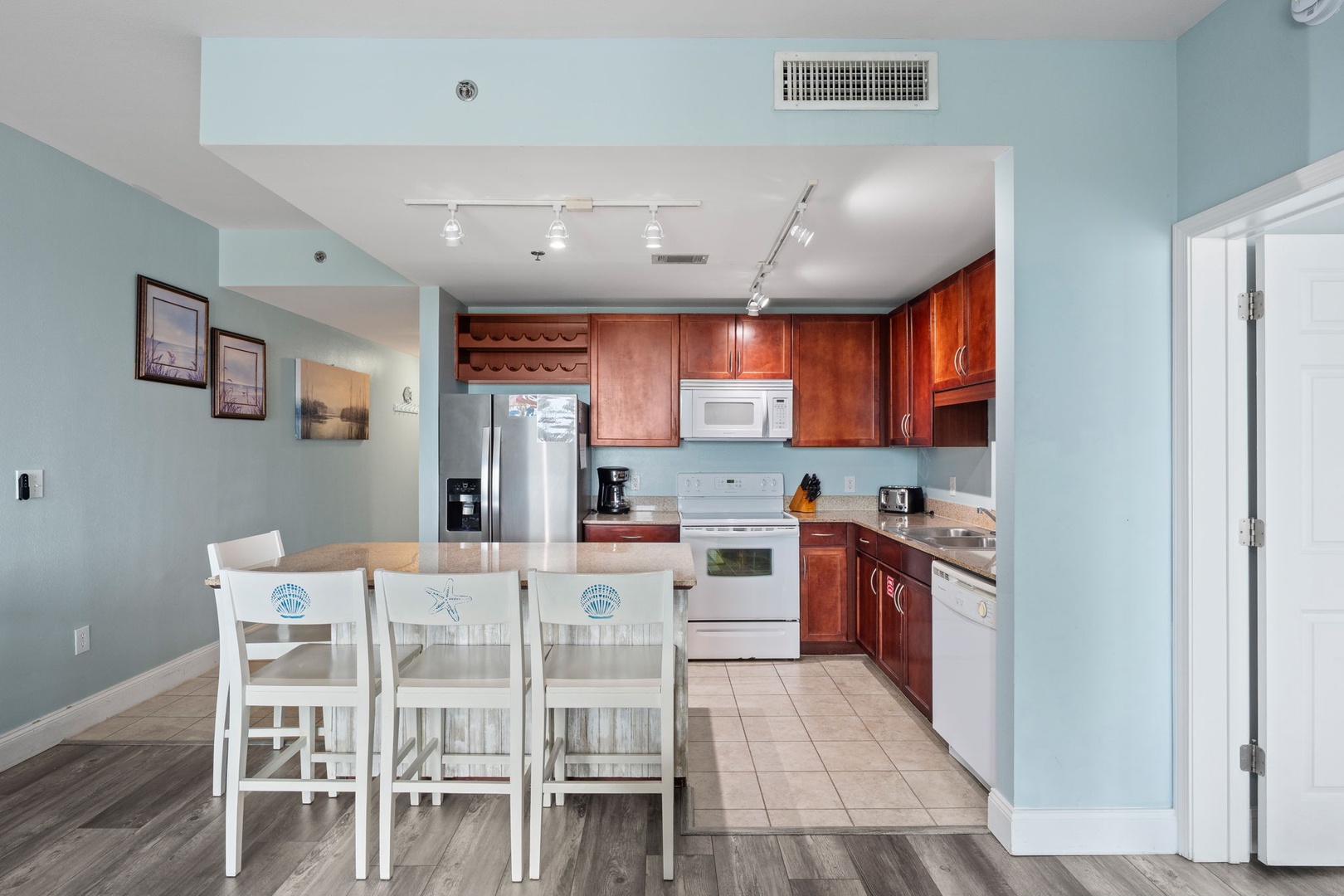 13-web-or-mls-9902 S Thomas Dr 1730 -20