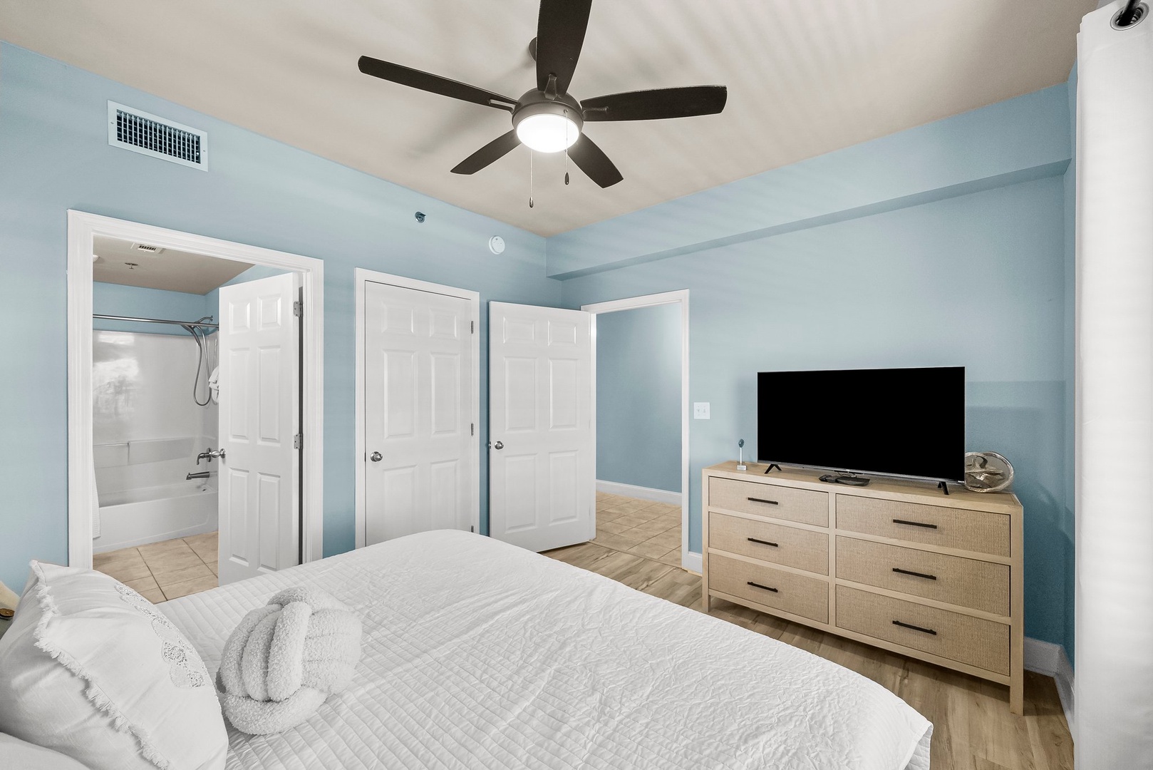 7-web-or-mls-9902 S Thomas Dr 703-3