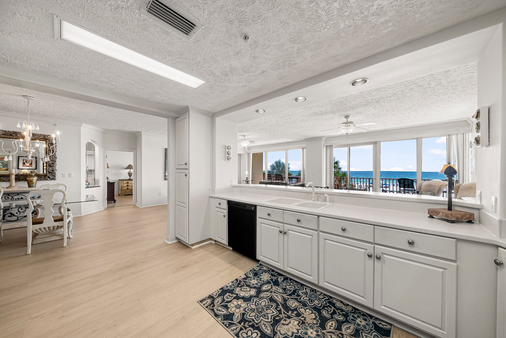 18-web-or-mls-7115 Thomas Dr 201-13
