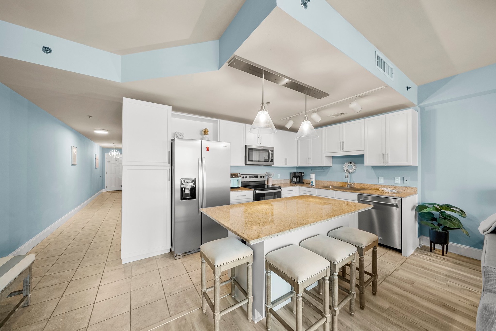 14-web-or-mls-9902 S Thomas Dr 703-10