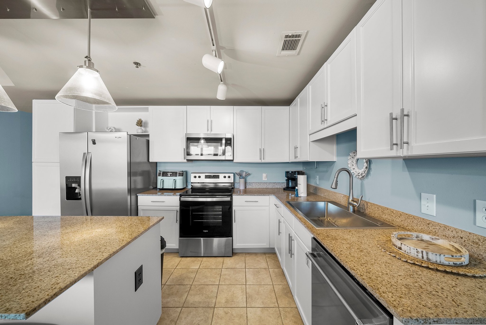 15-web-or-mls-9902 S Thomas Dr 703-11