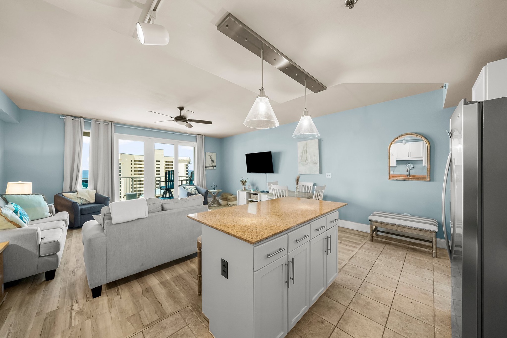 16-web-or-mls-9902 S Thomas Dr 703-12
