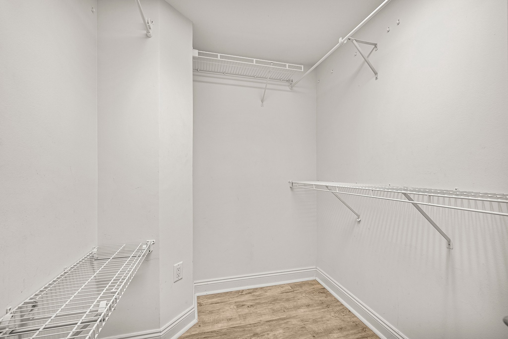 29-web-or-mls-7115 Thomas Dr 201-24