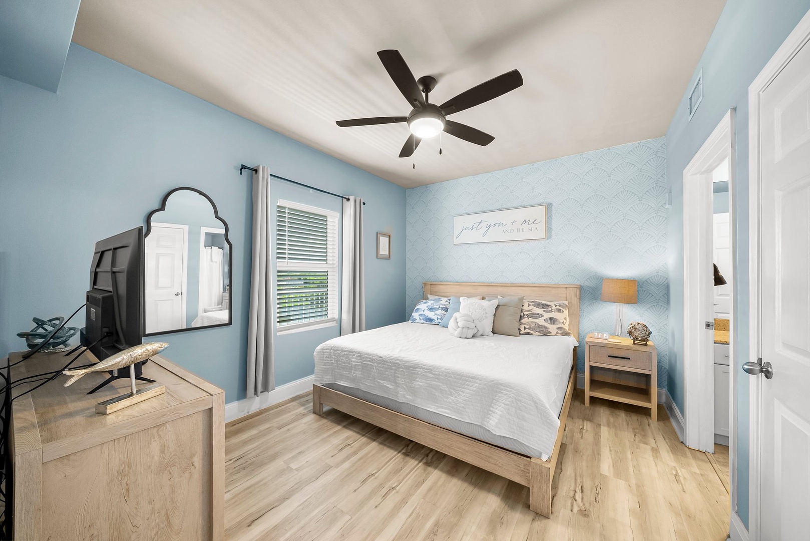 6-web-or-mls-9902 S Thomas Dr 703-2