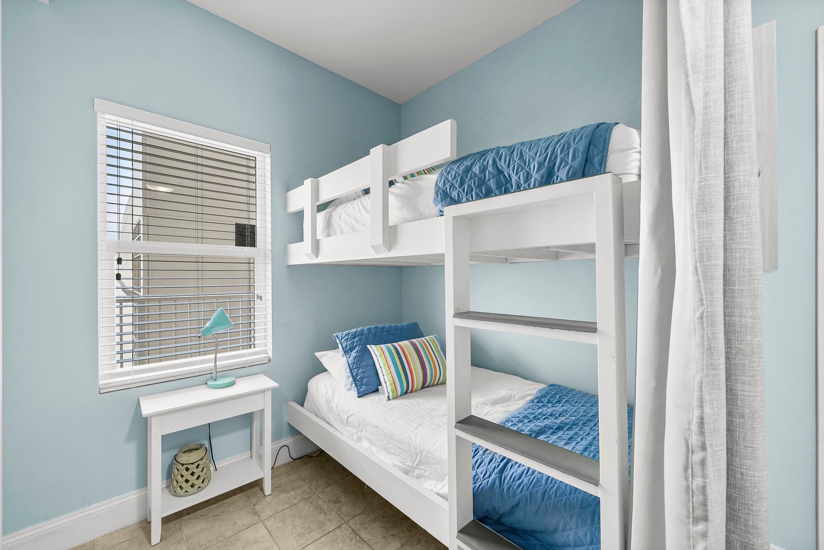 4-web-or-mls-9902 S Thomas Dr 830-3