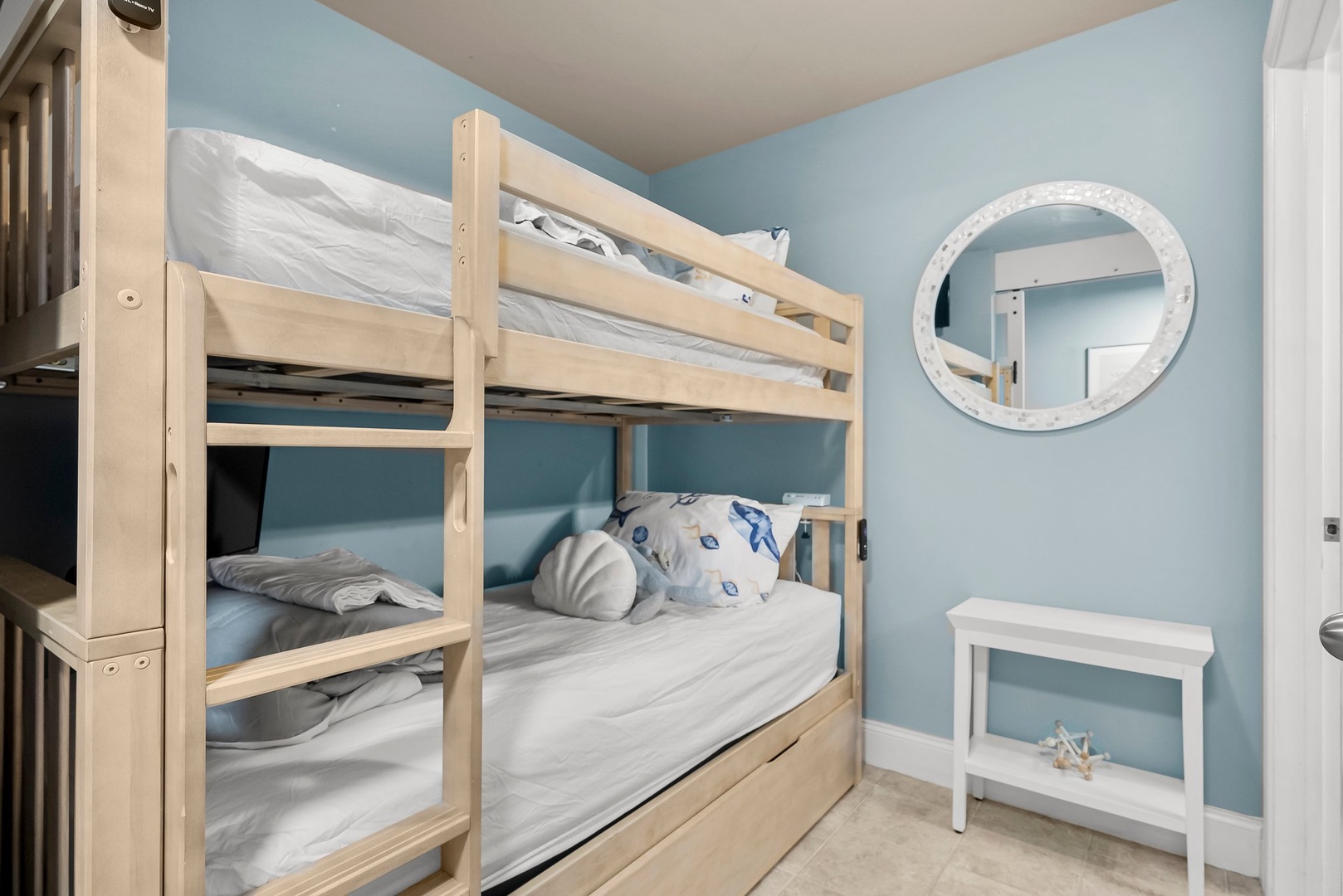 11-web-or-mls-9902 S Thomas Dr 703-7