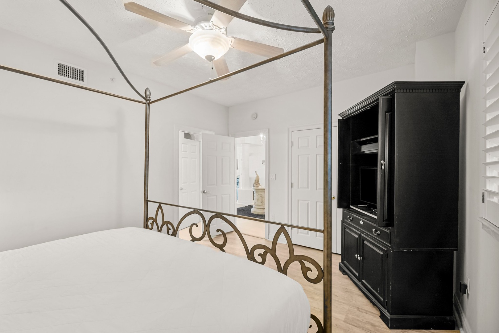 12-web-or-mls-7115 Thomas Dr 201-6
