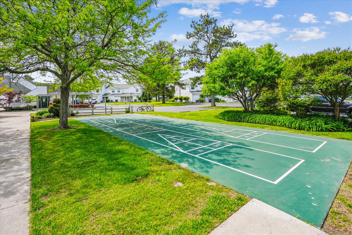 amenity-mallard lakes shuffleboard-_dl20885