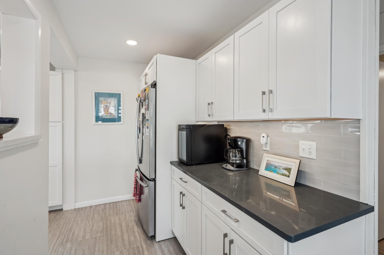 Your fully equipped kitchen features modern appliances and ample counter space, perfect for preparing meals during your stay. Fresh, bright, and ready for you to enjoy.