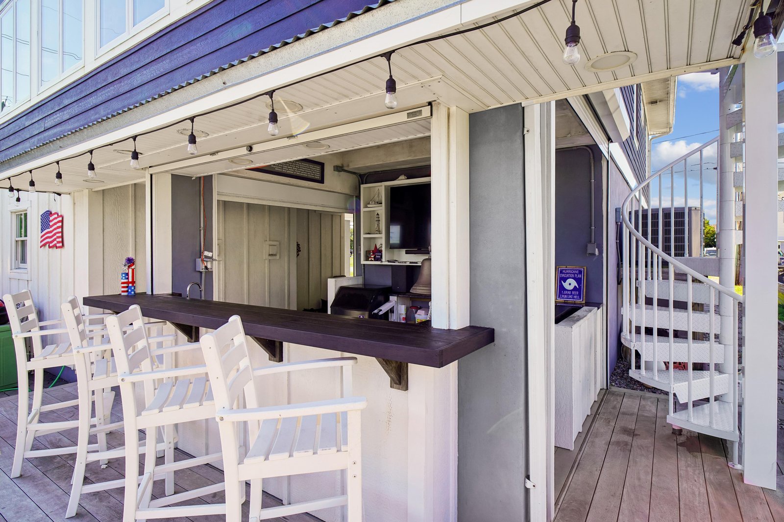 Step outside to your private bar and lounge area, perfect for sipping morning coffee or mixing sunset cocktails while enjoying ocean breezes and open-air entertaining.