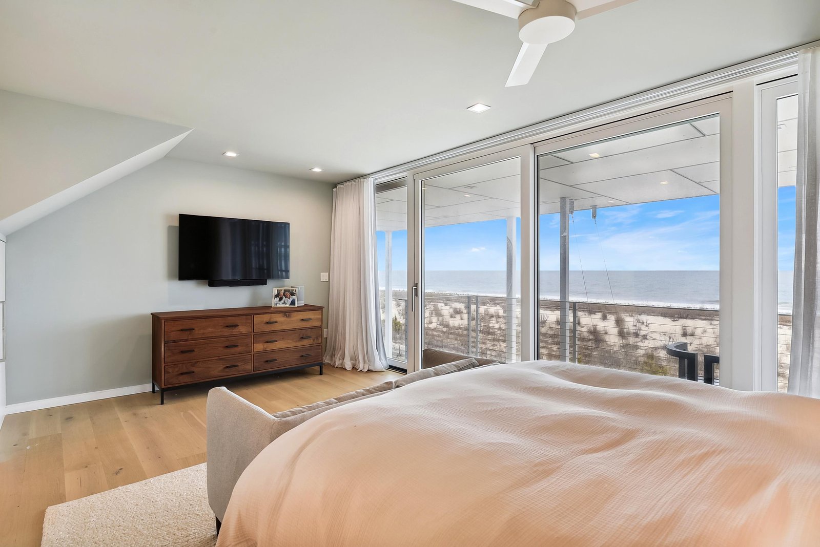 Relax in your serene retreat where floor-to-ceiling glass frames sweeping sea views. The soft coastal breeze and sound of waves create a peaceful escape just for you.
