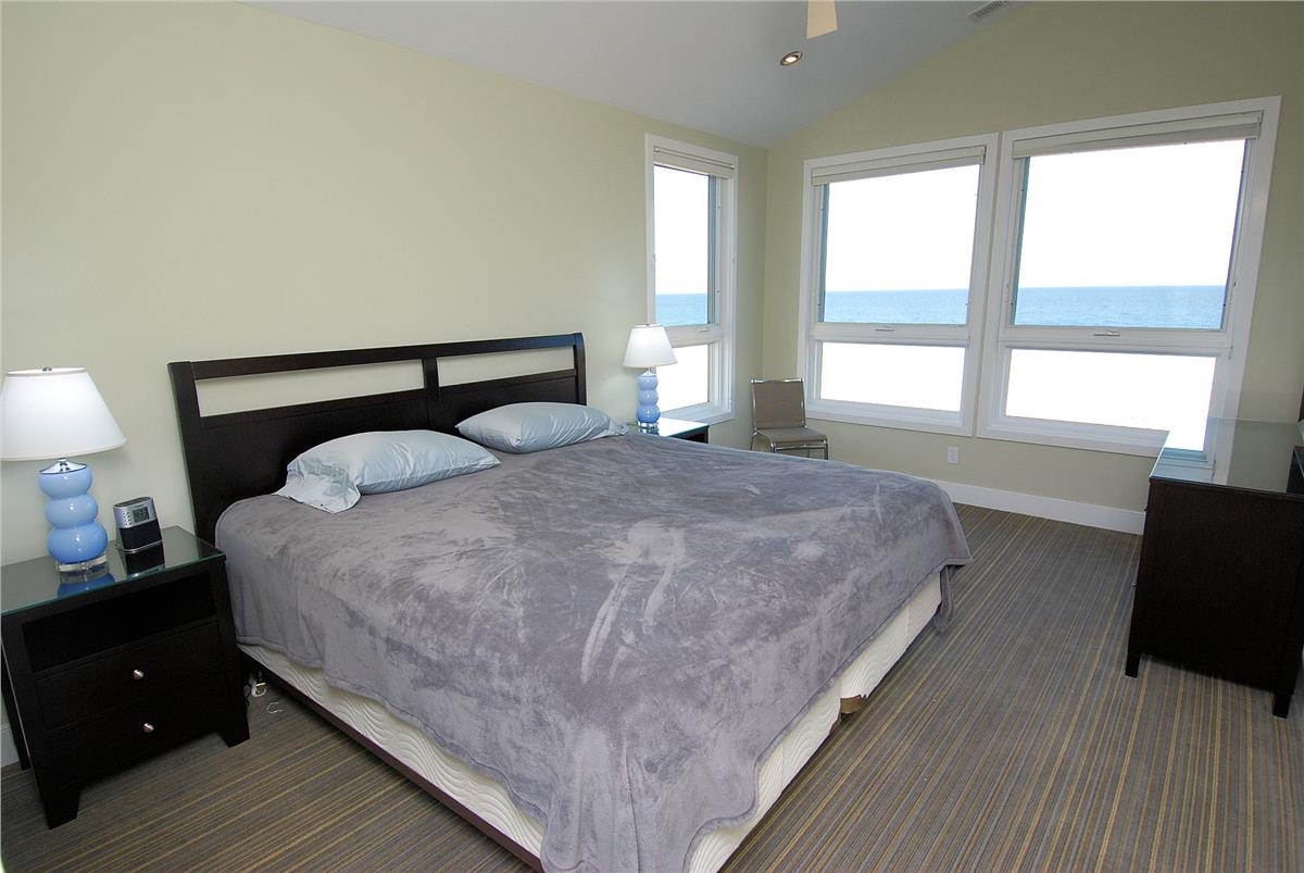 upper level-en suite bedroom #2-dsc_3875