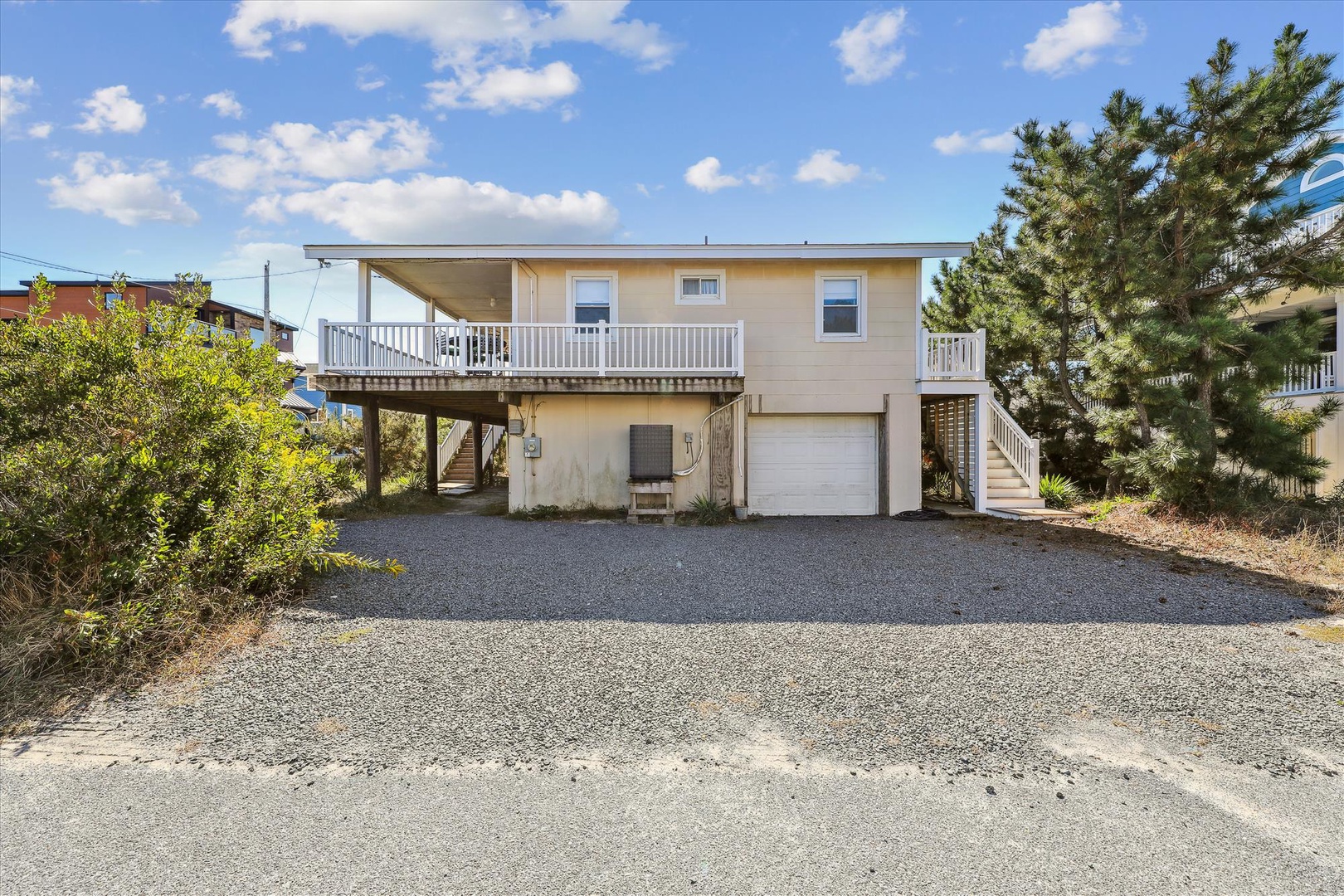 Coastal vacation home with elevated deck, private parking, and easy beach access in a relaxed neighborhood setting.