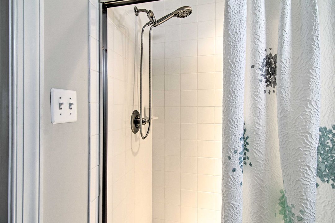 King Master's Attached Bathroom