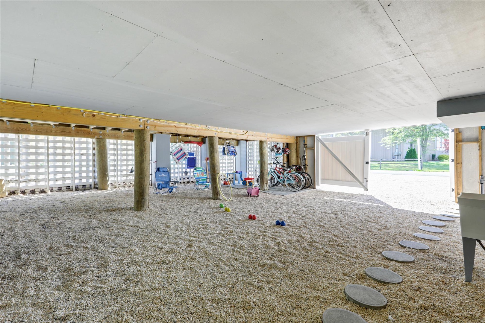 Garage/ Rec Area