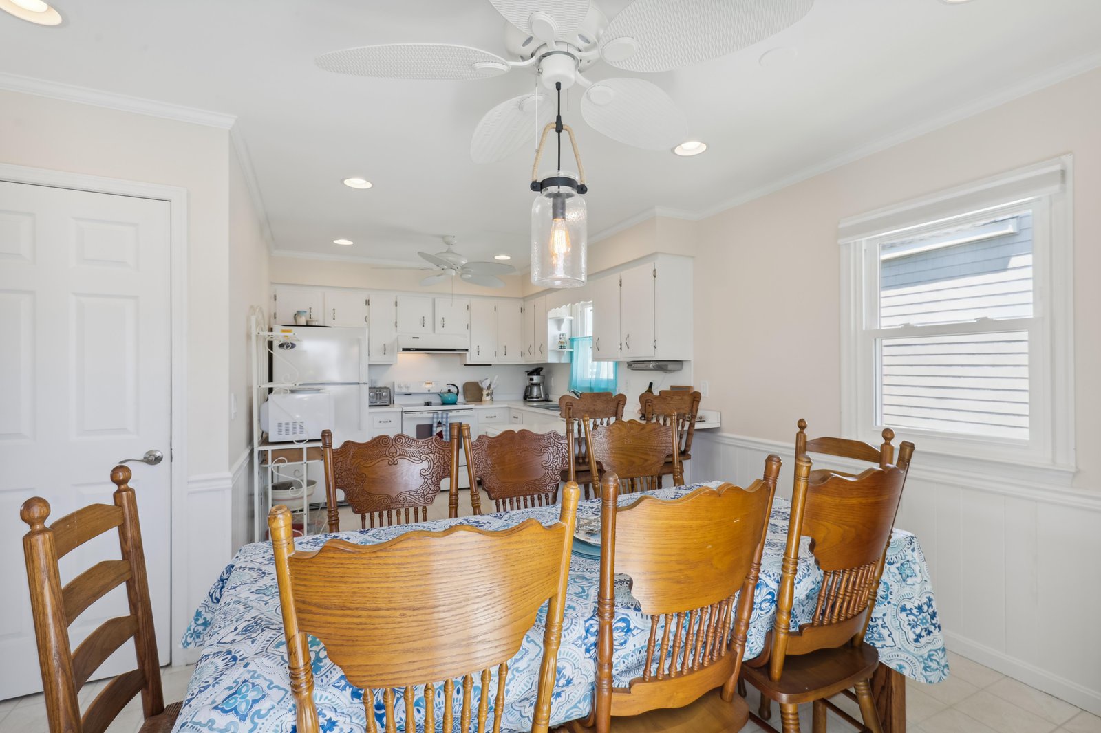 Gather your group around this spacious dining table, where the ceiling fan keeps you comfortable and the open kitchen layout lets conversations flow effortlessly between cooking and dining.