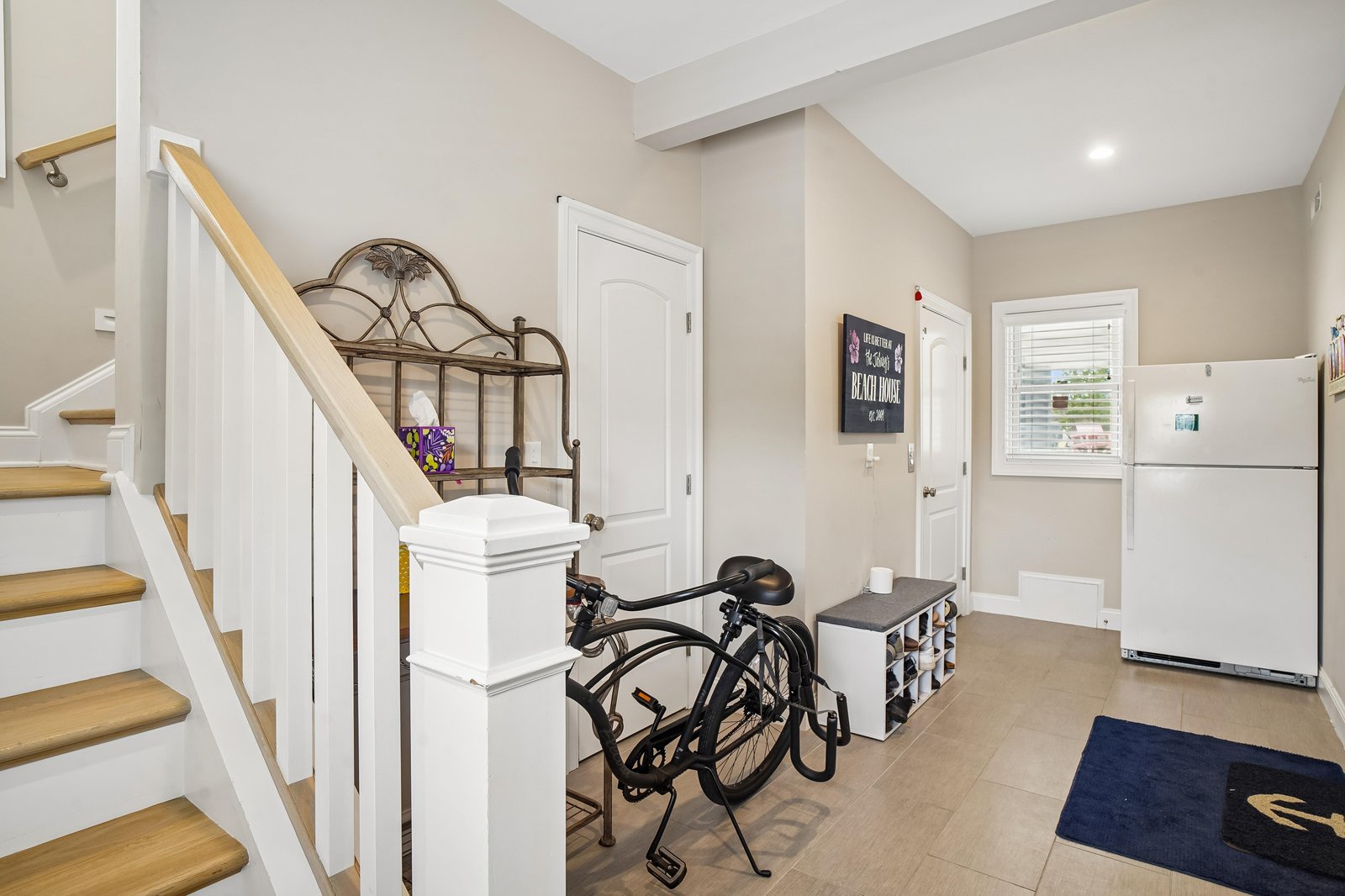 Your entry is ready for your arrival, with a fully equipped fridge, bike storage, and everything you need to settle in and start relaxing.
