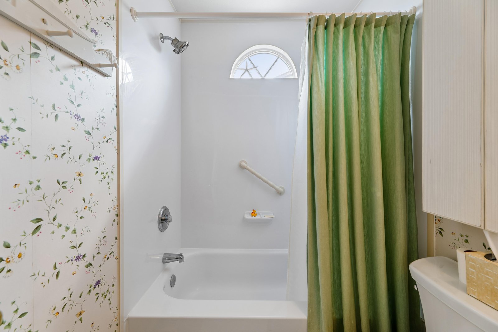 Freshen up in your bright, cheerful bathroom featuring a full tub-shower combo and floral accents that add a touch of charm to your stay.
